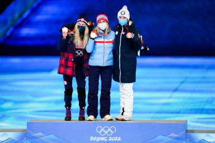 北京冬奥会越野滑雪女子30公里集体出发颁奖仪式