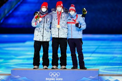 北京冬奥会越野滑雪男子50公里集体出发颁奖仪式