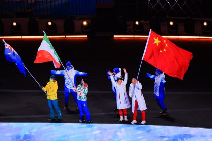 2022北京冬奥会闭幕式 中国代表团旗手入场