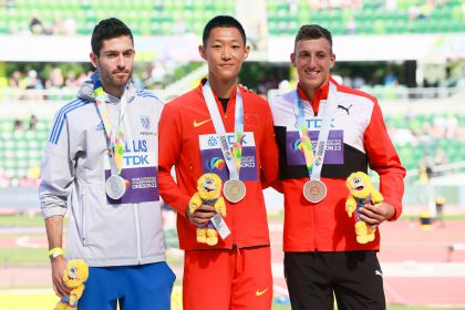 田径世锦赛男子跳远颁奖仪式 王嘉男获得金牌