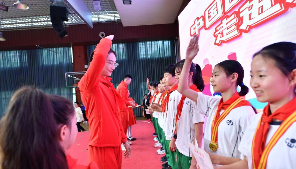 中国田径队世界冠军进校园活动走进崇文小学