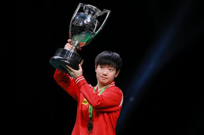 世乒赛女单颁奖仪式 孙颖莎举起盖斯特杯