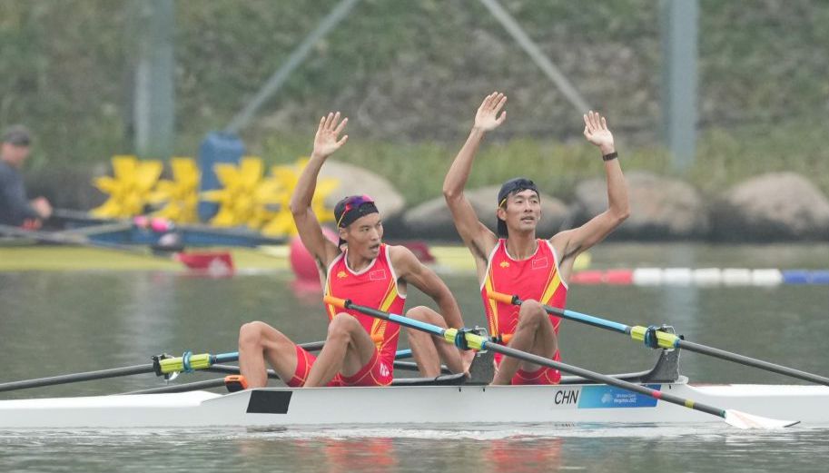 杭州亚运会赛艇男子轻量级双人双桨决赛 范俊杰/孙满获得金牌