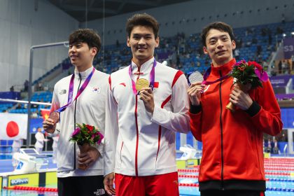 杭州亚运会游泳男子100米仰泳决赛 徐嘉余夺得冠军