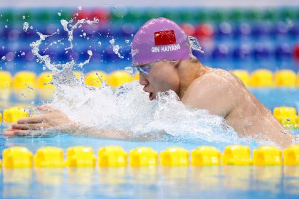 杭州亚运会游泳男子100米蛙泳决赛 中国队包揽金银牌