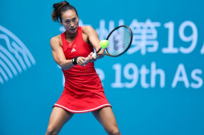 杭州亚运会网女子单打第二轮 中国选手郑钦文晋级16强