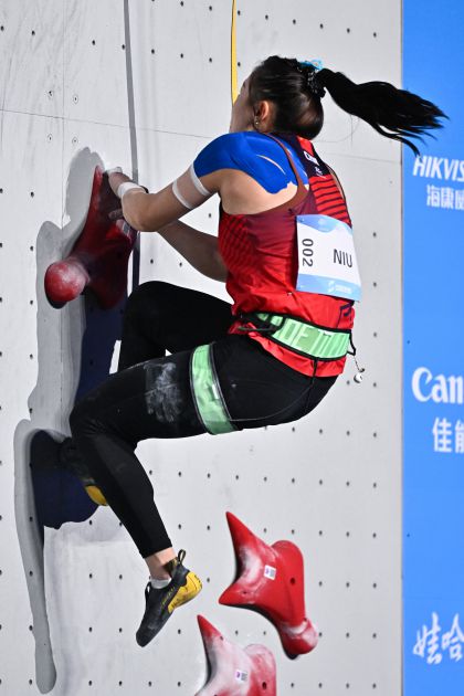 杭州亚运会攀岩女子决赛 邓丽娟摘银