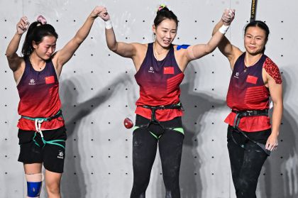 杭州亚运会攀岩女子速度团体接力决赛 中国队夺冠