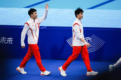 杭州亚运会跳水男子10米跳台决赛 中国队包揽金银
