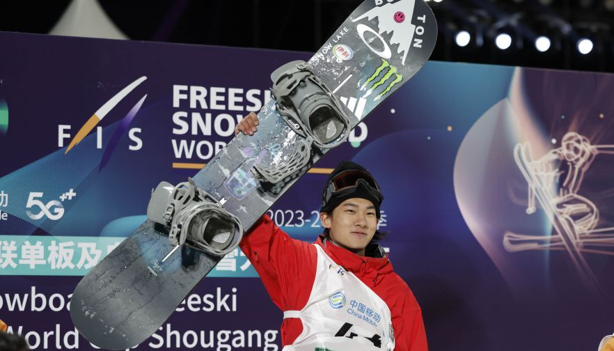 国际雪联单板及自由式滑雪大跳台世界杯男子单板大跳台决赛 苏翊鸣夺得冠军