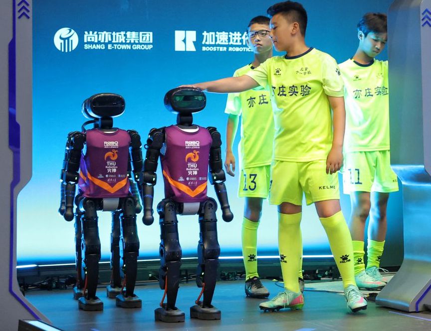 RoBoLeague机器人足球联赛在北京亦庄举行