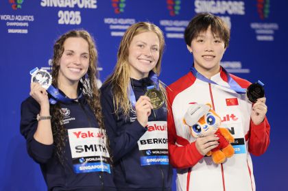 世界游泳锦标赛游泳女子50米仰泳决赛 万乐天获得铜牌