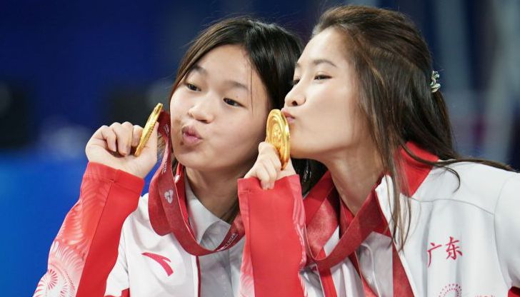 全运跳水女子项目结束 全红婵在跳水馆与队友拍照留念