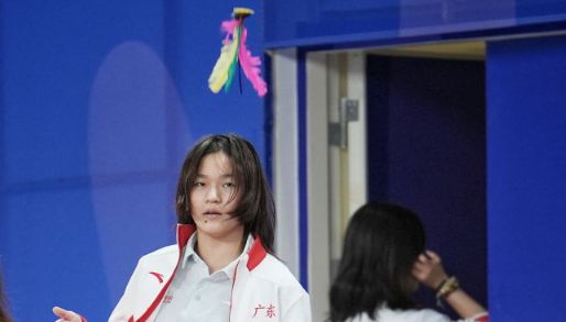 花絮：全运跳水女子项目结束 全红婵在跳水馆踢毽子