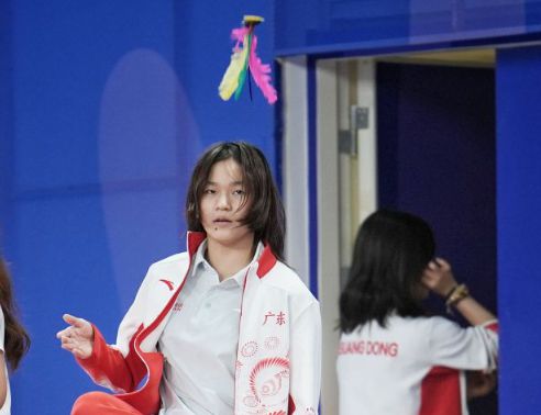 花絮：全运跳水女子项目结束 全红婵在跳水馆踢毽子
