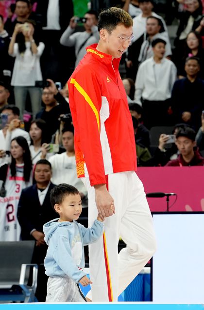 十五运会男篮颁奖仪式 周琦带孩子上台领奖