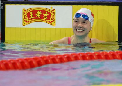 十五运会女子100米自由泳决赛 香港队何诗蓓获得冠军