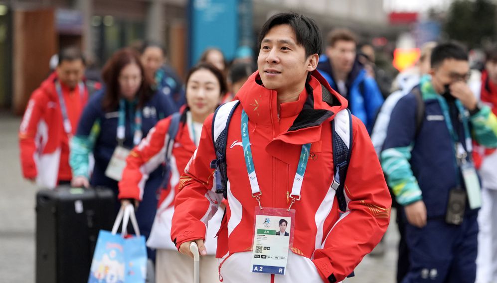 中国花样滑冰队抵达米兰冬奥会奥运村