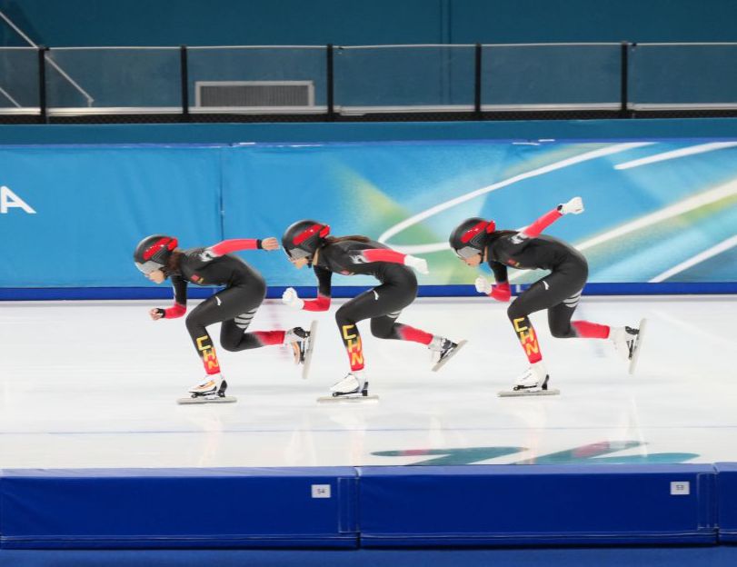 米兰冬奥会开幕在即 中国速度滑冰队进行适应性训练