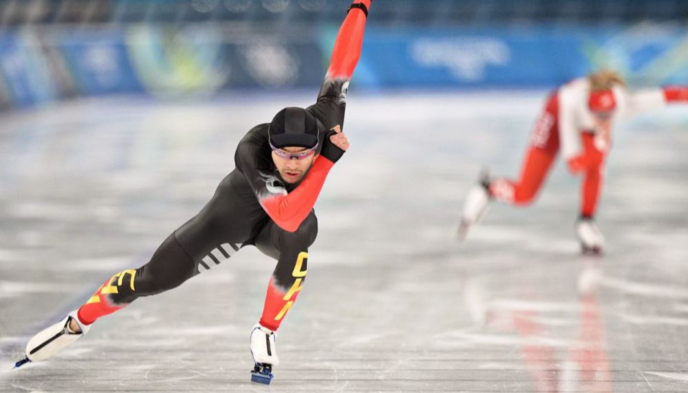 米兰冬奥会开幕在即 中国国家速度滑冰队进行适应性训练