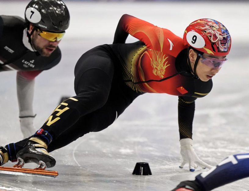 米兰冬奥会短道速滑男子1000米1/4决赛 中国选手孙龙、刘少昂晋级半决赛
