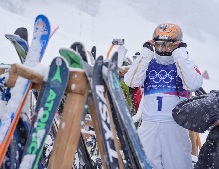 米兰冬奥会自由式滑雪女子空中技巧预赛延期 中国队队员坚持训练