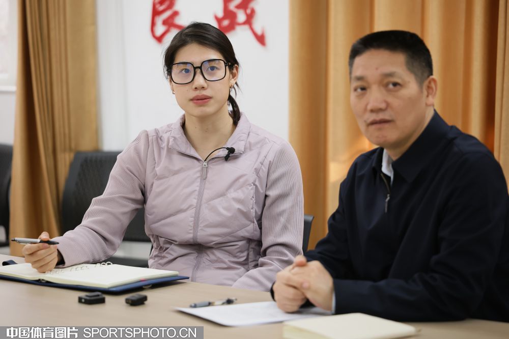 奥运冠军张雨霏在国家体育总局聆听体育总局经济司相当面答复
