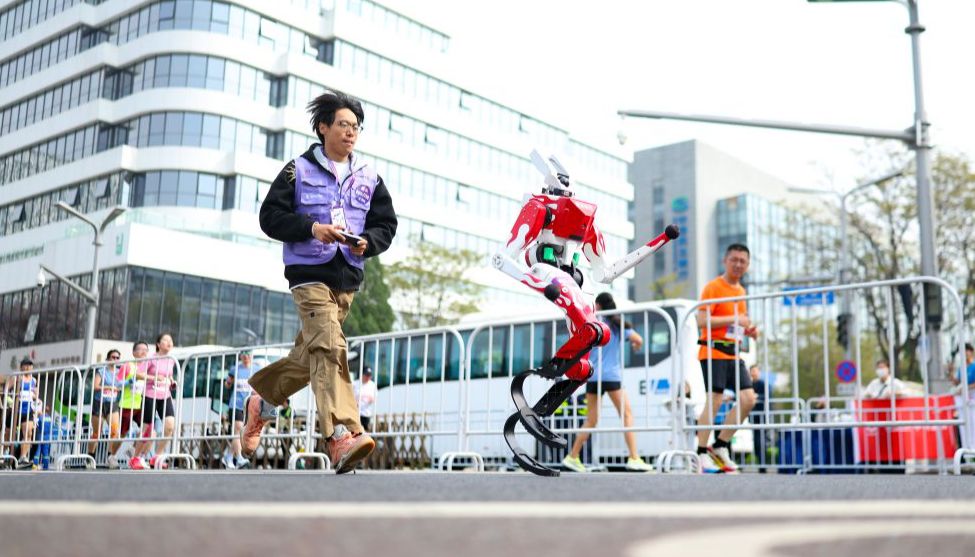 2026北京亦庄半程马拉松暨人形机器人半程马拉松鸣枪开跑