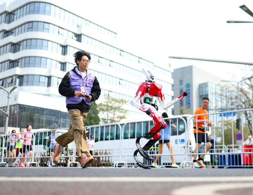 2026北京亦庄半程马拉松暨人形机器人半程马拉松鸣枪开跑