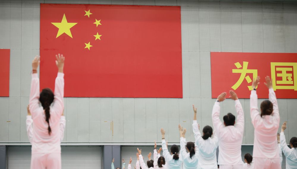 “ 聚⼒兴体 健康同⾏”体育总局⼲部职⼯⼋段锦展演现场场景
