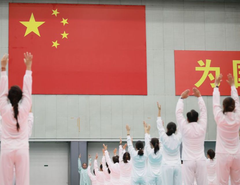 “ 聚⼒兴体 健康同⾏”体育总局⼲部职⼯⼋段锦展演现场场景
