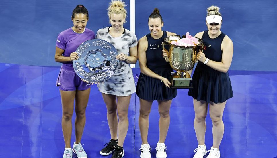 中国网球公开赛女双决赛 张帅/西尼亚科娃获得亚军