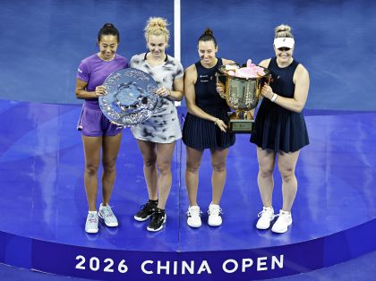 中国网球公开赛女双决赛 张帅/西尼亚科娃获得亚军