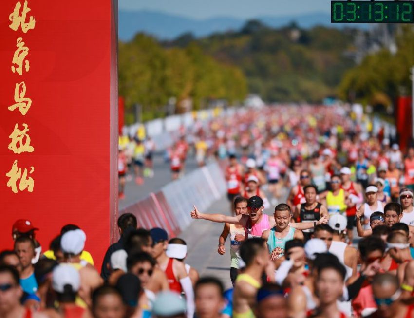 2026北京马拉松在北京天安门广场鸣枪起跑
