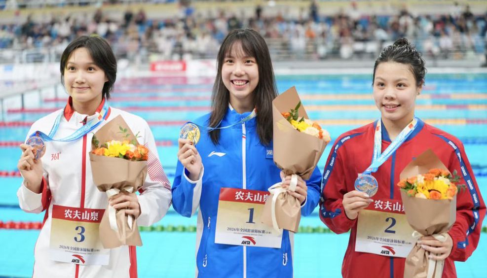 全国游泳锦标赛女子100米仰泳决赛 彭旭玮夺得冠军