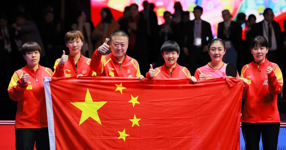 图为（左起）王艺迪、王曼昱、教练马琳、孙颖莎、陈梦和陈幸同赛后展示中国国旗。（中国体育图片 鹿麟 摄）