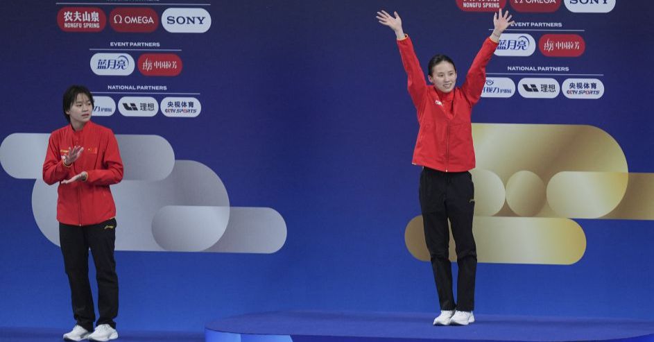 图为全红婵（左）、陈芋汐在颁奖仪式上。（中国体育图片 安灵均 摄）