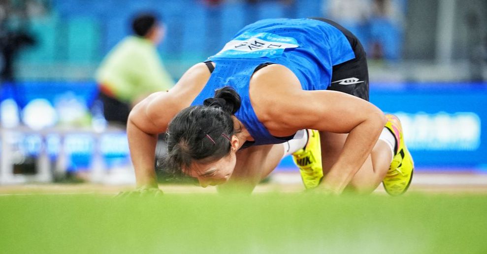 图为吕会会亲吻场地。（中国体育图片 魏征 摄）