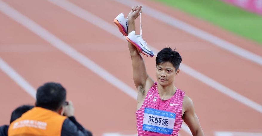 图为苏炳添向观众致意。（中国体育图片 张昕 摄）