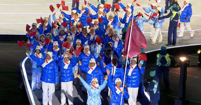 图为速度滑冰运动员宁忠岩和短道速滑运动员张楚桐引领中国体育代表团入场。（中国体育图片 倪敏哲 摄）