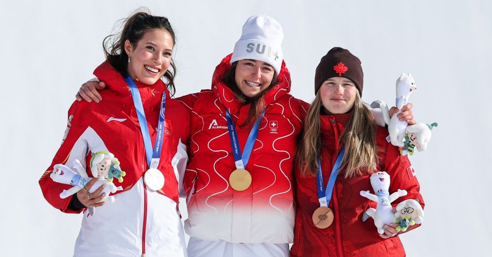 图为谷爱凌（左）在颁奖仪式上。（中国体育图片 安灵均 摄）