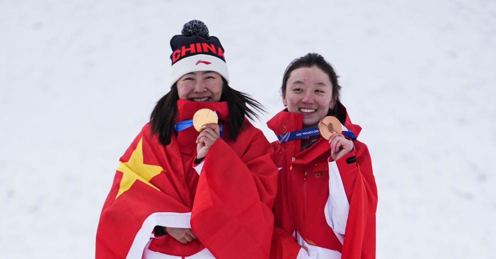 图为（左起）徐梦桃、邵琪在颁奖仪式上。（中国体育图片 魏征 摄）