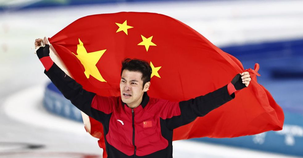 图为中国队宁忠岩身披国旗庆祝。
（中国体育图片 王宪民  摄）