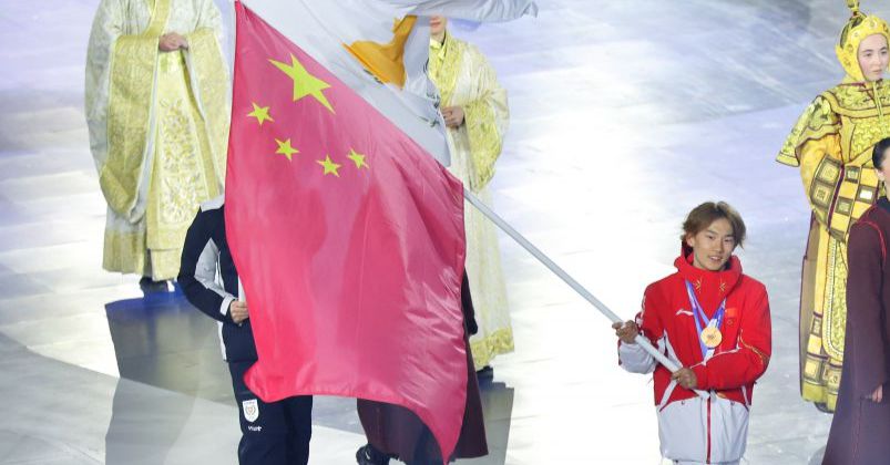 图为米兰冬奥会单板滑雪男子坡面障碍技巧冠军得主苏翊鸣引领中国体育代表团入场。（中国体育图片 白宇 摄）