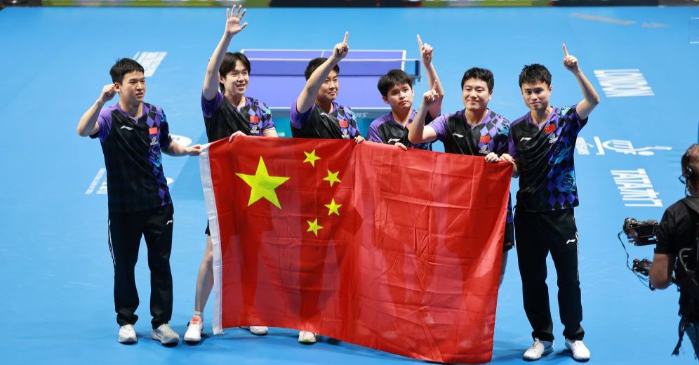 图为（左起）向鹏、王楚钦、教练王皓、林诗栋、梁靖崑和周启豪庆祝夺冠。（中国体育图片 白宇 摄）