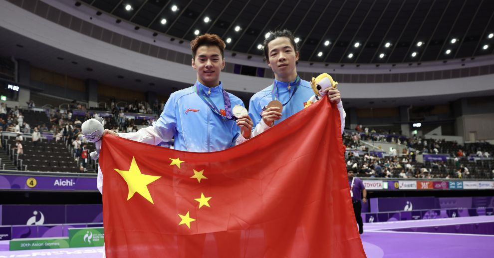 图为严浪宇（左）和王梓赛庆祝。
（中国体育图片 张昕 摄）