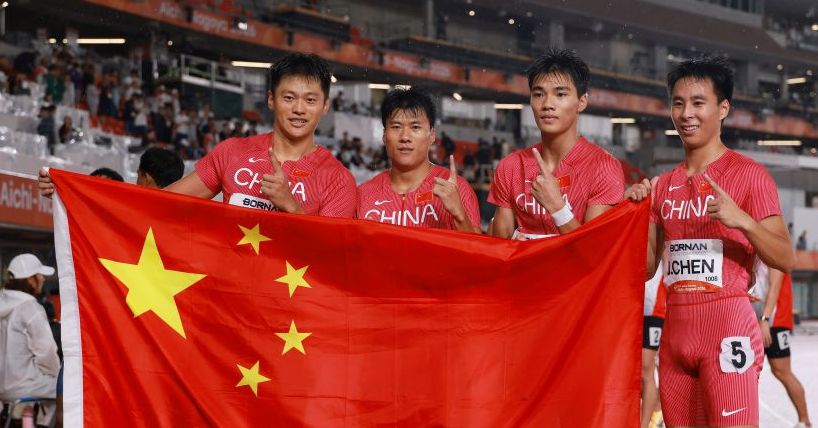 图为（左起）谢震业、王胜杰、曾克理、陈锦丰庆祝夺金。（中国体育图片 张昕 摄）