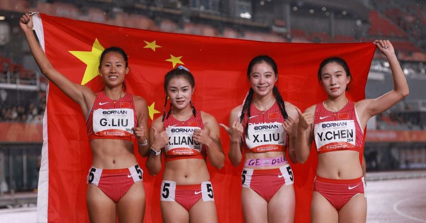 图为（左起）刘国怡、梁小静、刘峡君和陈妤颉庆祝金牌。（中国体育图片 张昕 摄）