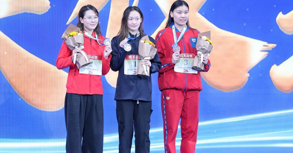 图为（左起）汤慕涵 、李冰洁、柳雅欣在颁奖仪式上。（中国体育片 安灵均 摄）
